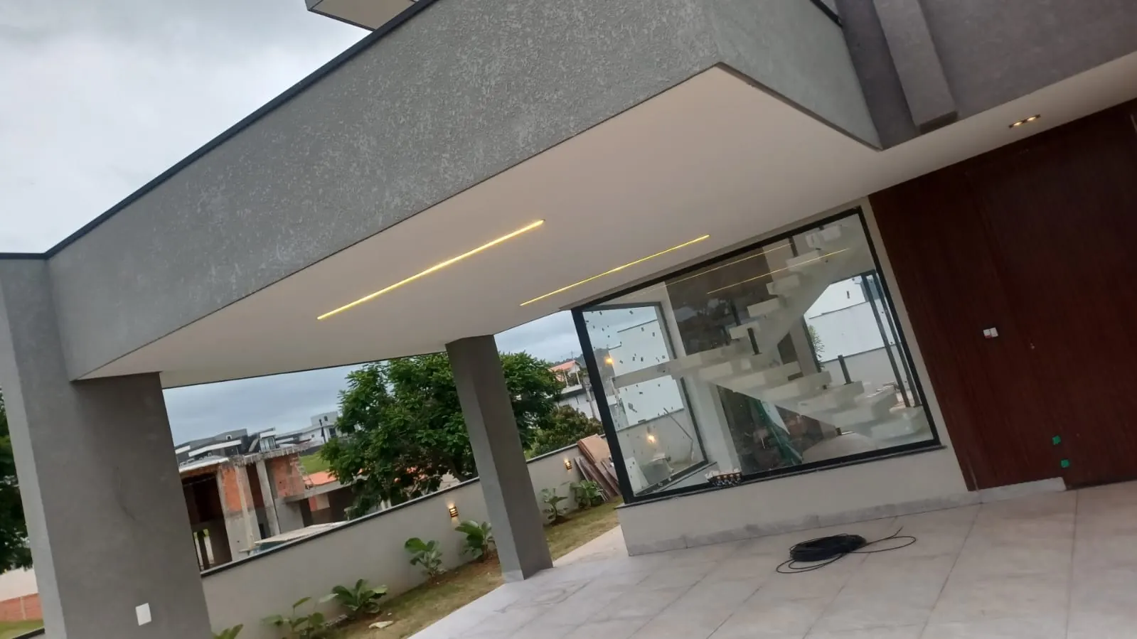 Residência de alto padrão construída pela H.F. Oliveira Construções no Ninho Verde 2