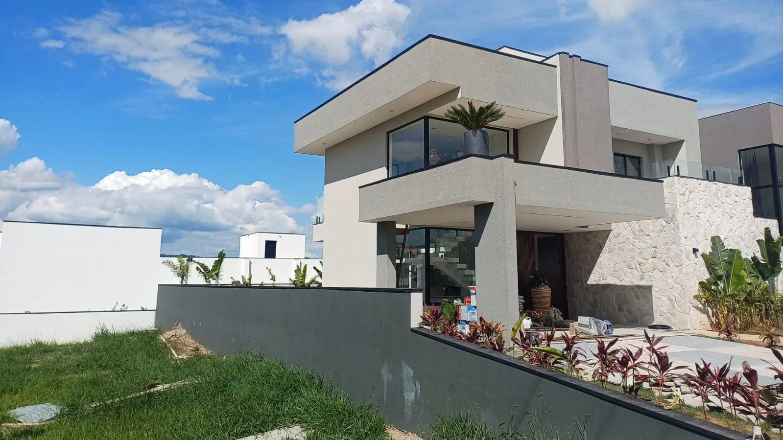 Residência de alto padrão construída pela H.F. Oliveira Construções no Ninho Verde 2