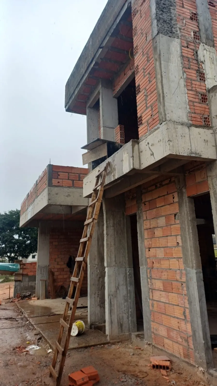 Obra da H.F. Oliveira Construções em fase de estrutura